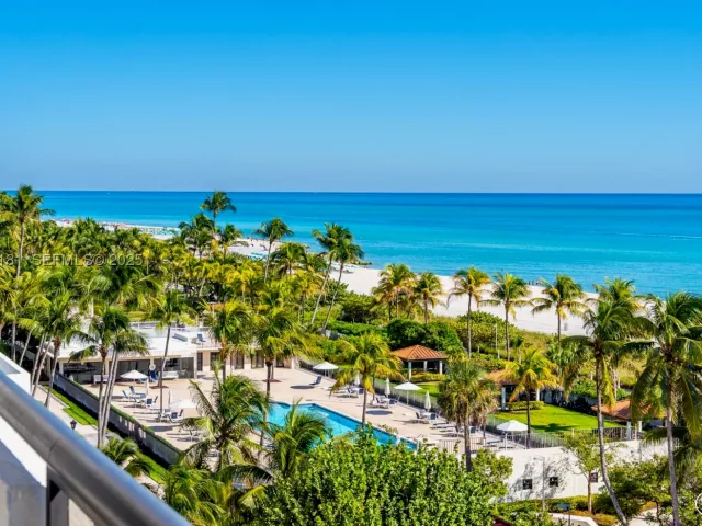 1-bedroom condo for sale in Miami Beach - 2555 Collins Ave 805 - MondialRealty
