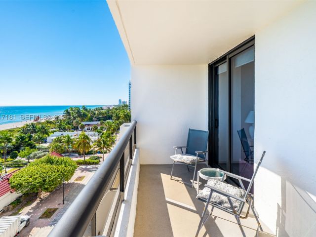 1-bedroom condo for sale in Miami Beach - 2555 Collins Ave 805 - MondialRealty
