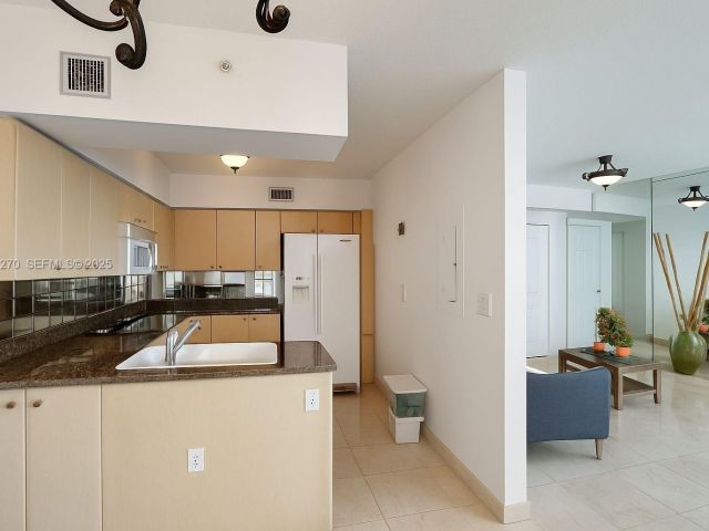 1-bedroom condo for sale in Aventura - 3370 Hidden Bay Dr 511 - MondialRealty