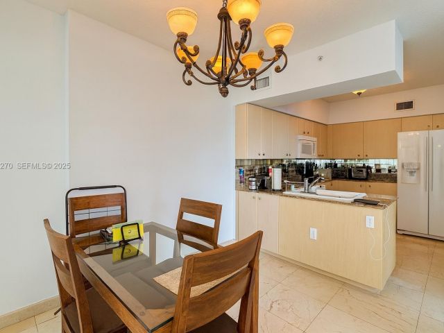 1-bedroom condo for sale in Aventura - 3370 Hidden Bay Dr 511 - MondialRealty