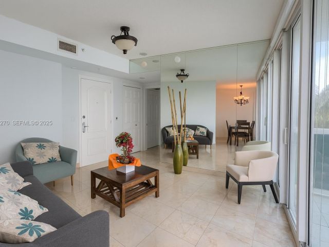 1-bedroom condo for sale in Aventura - 3370 Hidden Bay Dr 511 - MondialRealty