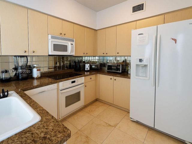 1-bedroom condo for sale in Aventura - 3370 Hidden Bay Dr 511 - MondialRealty