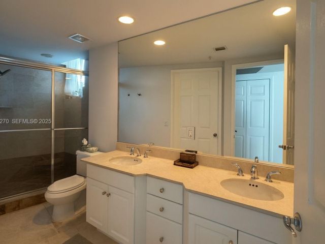 1-bedroom condo for sale in Aventura - 3370 Hidden Bay Dr 511 - MondialRealty