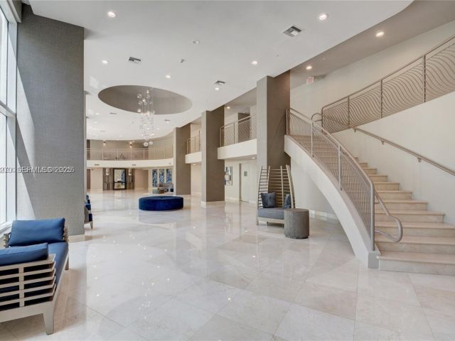 1-bedroom condo for sale in Aventura - 3370 Hidden Bay Dr 511 - MondialRealty