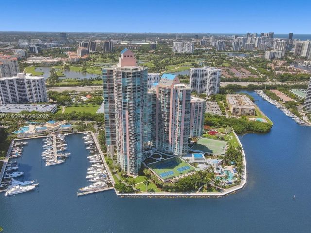 1-bedroom condo for sale in Aventura - 3370 Hidden Bay Dr 511 - MondialRealty