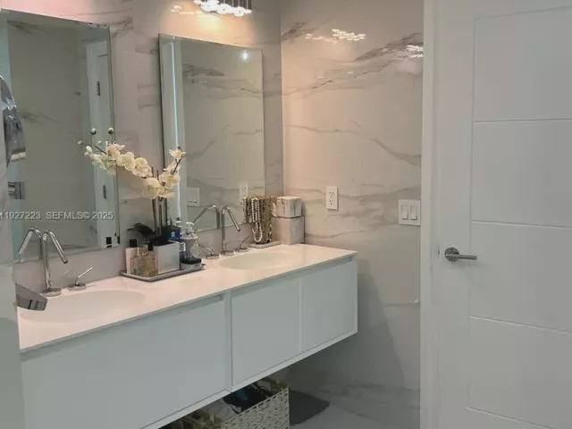 3-bedroom condo for sale in Sunny Isles Beach - 17555 Atlantic Blvd 1001 - MondialRealty