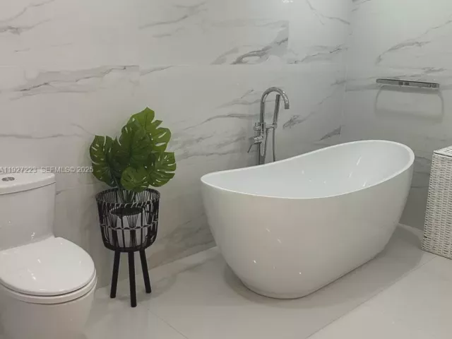 3-bedroom condo for sale in Sunny Isles Beach - 17555 Atlantic Blvd 1001 - MondialRealty