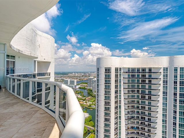 Apartment for sale  Unit #4302 - photo 7497378