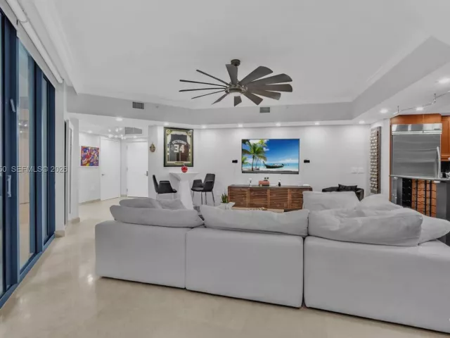 1-bedroom condo for sale in Fort Lauderdale - 333 Las Olas Way 405 - MondialRealty