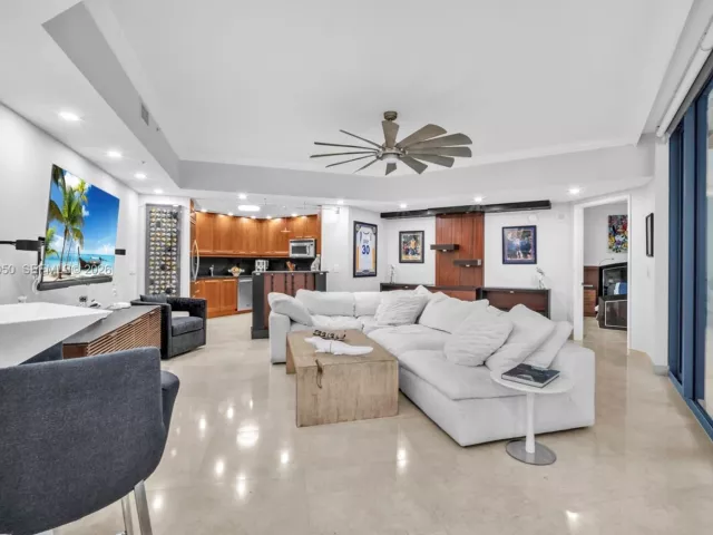 1-bedroom condo for sale in Fort Lauderdale - 333 Las Olas Way 405 - MondialRealty