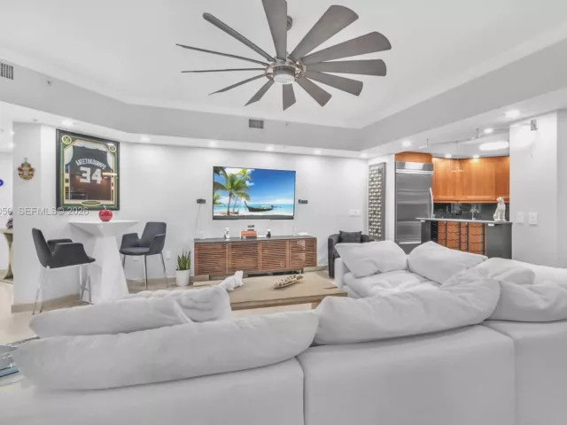 1-bedroom condo for sale in Fort Lauderdale - 333 Las Olas Way 405 - MondialRealty