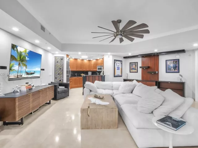 1-bedroom condo for sale in Fort Lauderdale - 333 Las Olas Way 405 - MondialRealty