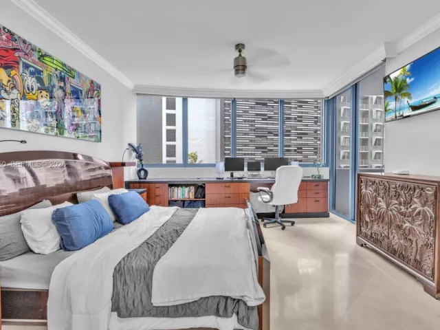 1-bedroom condo for sale in Fort Lauderdale - 333 Las Olas Way 405 - MondialRealty