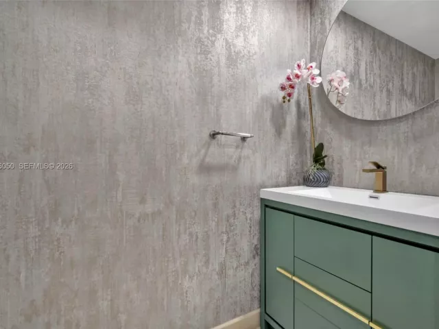 1-bedroom condo for sale in Fort Lauderdale - 333 Las Olas Way 405 - MondialRealty