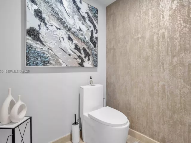 1-bedroom condo for sale in Fort Lauderdale - 333 Las Olas Way 405 - MondialRealty