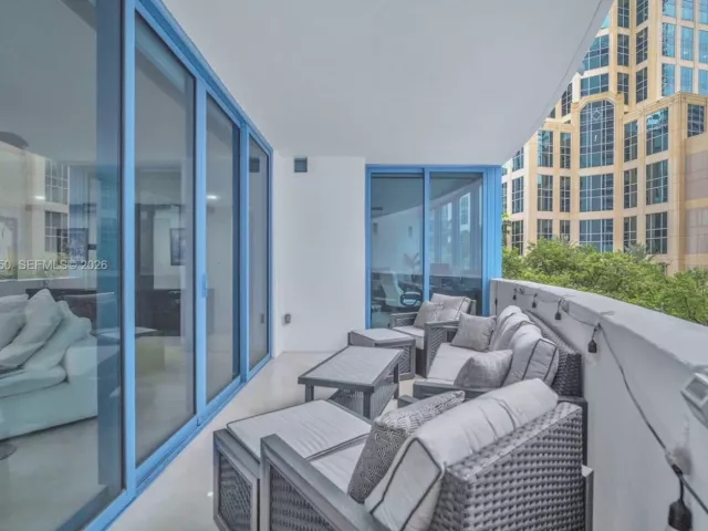 1-bedroom condo for sale in Fort Lauderdale - 333 Las Olas Way 405 - MondialRealty