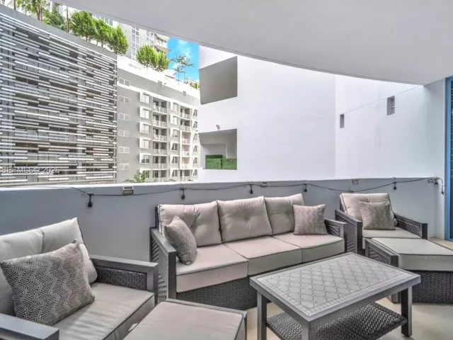 1-bedroom condo for sale in Fort Lauderdale - 333 Las Olas Way 405 - MondialRealty