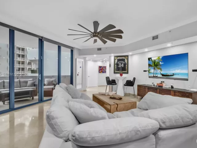 1-bedroom condo for sale in Fort Lauderdale - 333 Las Olas Way 405 - MondialRealty