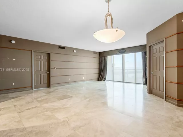 2-bedroom condo for sale in Fort Lauderdale - 1819 SE 17th St 603 - MondialRealty