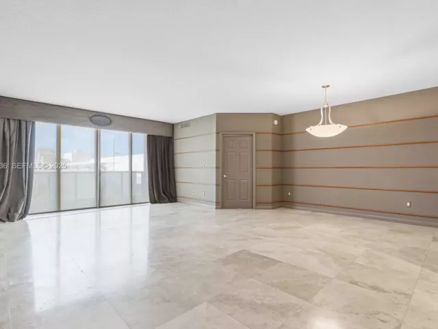 2-bedroom condo for sale in Fort Lauderdale - 1819 SE 17th St 603 - MondialRealty