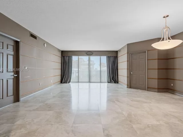 2-bedroom condo for sale in Fort Lauderdale - 1819 SE 17th St 603 - MondialRealty