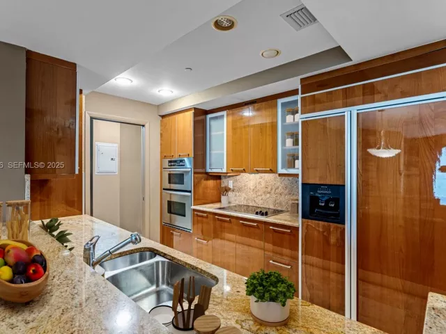 2-bedroom condo for sale in Fort Lauderdale - 1819 SE 17th St 603 - MondialRealty