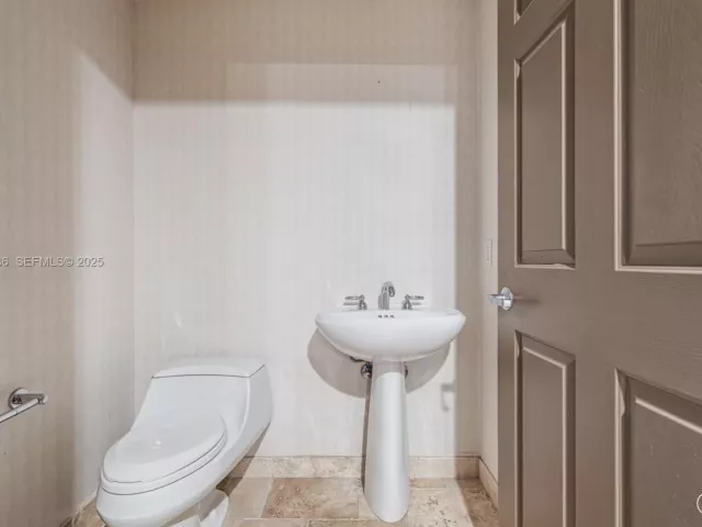 2-bedroom condo for sale in Fort Lauderdale - 1819 SE 17th St 603 - MondialRealty