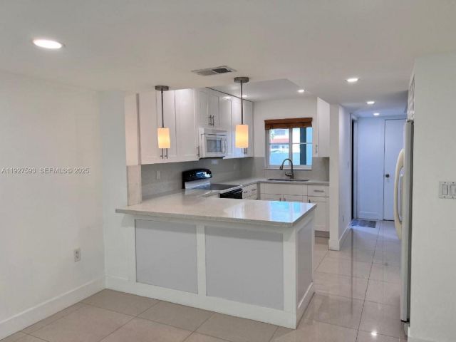 2-bedroom home for rent in Miami - 6231 SW 138th Ct G - MondialRealty