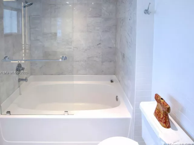 2-bedroom condo for rent in Miami - 601 NE 36th St 3101 - MondialRealty