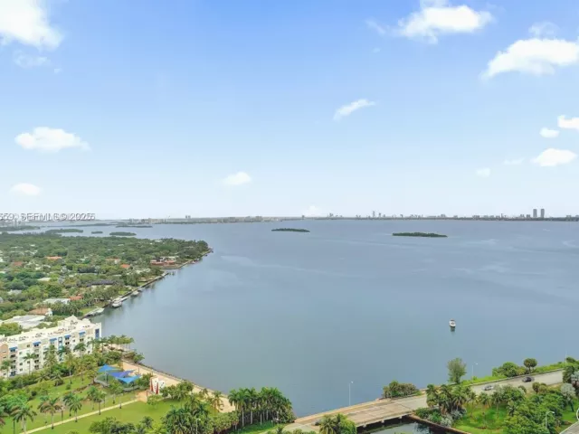 2-bedroom condo for rent in Miami - 601 NE 36th St 3101 - MondialRealty