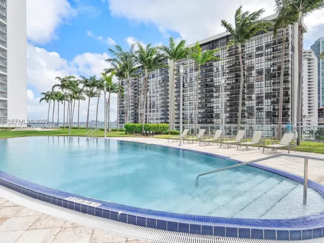 2-bedroom condo for rent in Miami - 601 NE 36th St 3101 - MondialRealty