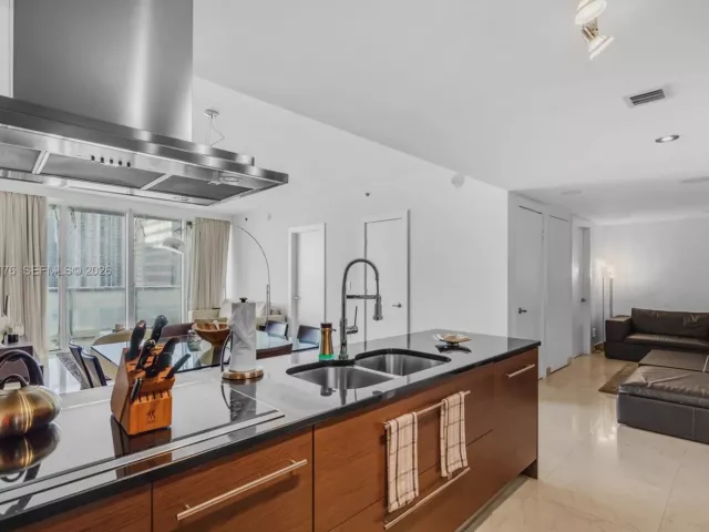 2-bedroom condo for sale in Miami - 495 Brickell Ave 2405 - MondialRealty