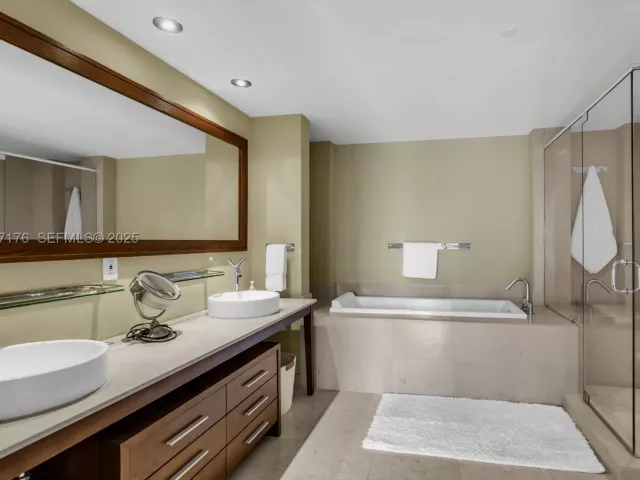 2-bedroom condo for sale in Miami - 495 Brickell Ave 2405 - MondialRealty