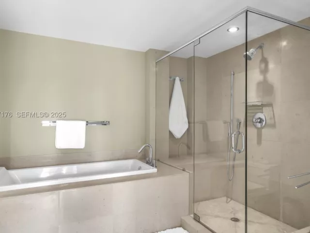 2-bedroom condo for sale in Miami - 495 Brickell Ave 2405 - MondialRealty