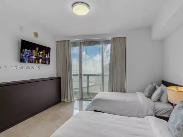 2-bedroom condo for sale in Miami - 495 Brickell Ave 2405 - MondialRealty