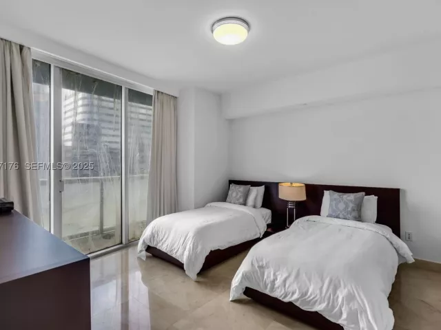 2-bedroom condo for sale in Miami - 495 Brickell Ave 2405 - MondialRealty