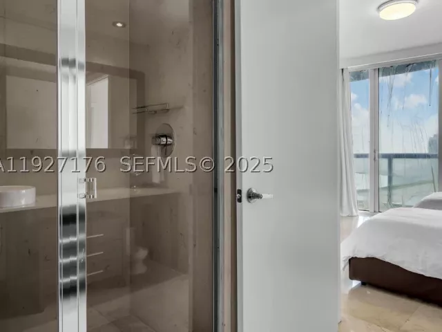 2-bedroom condo for sale in Miami - 495 Brickell Ave 2405 - MondialRealty