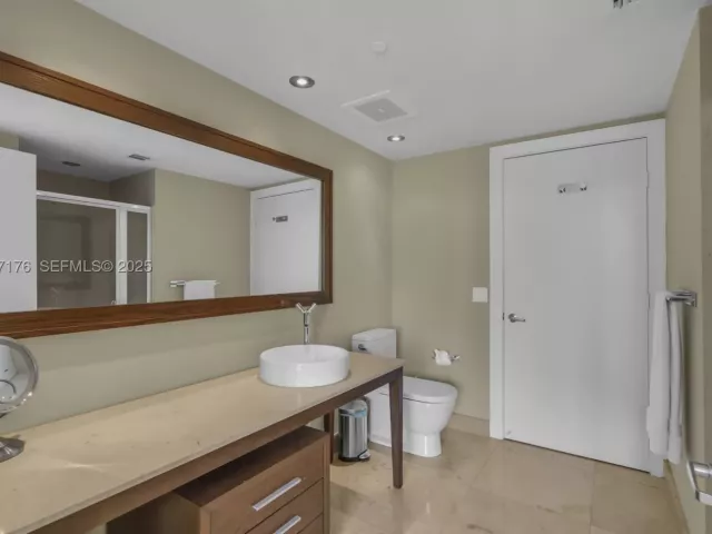 2-bedroom condo for sale in Miami - 495 Brickell Ave 2405 - MondialRealty