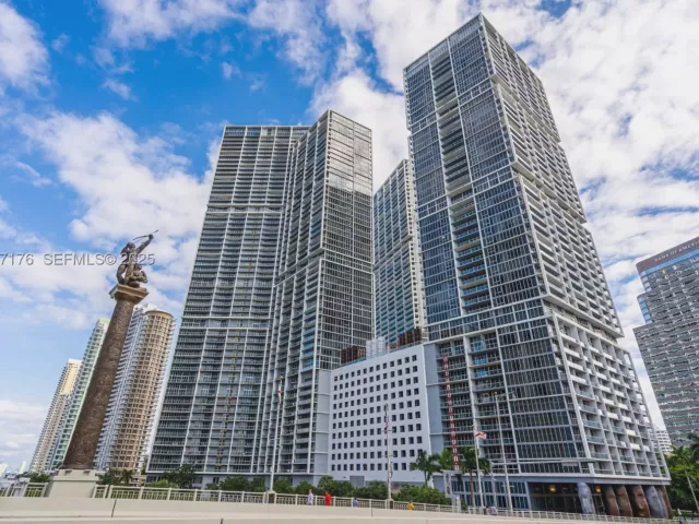 2-bedroom condo for sale in Miami - 495 Brickell Ave 2405 - MondialRealty