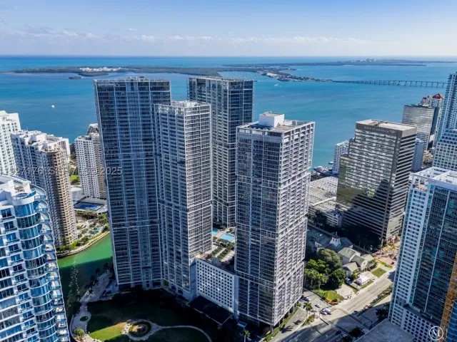 2-bedroom condo for sale in Miami - 495 Brickell Ave 2405 - MondialRealty