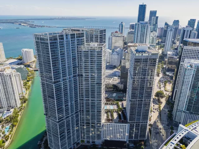 2-bedroom condo for sale in Miami - 495 Brickell Ave 2405 - MondialRealty