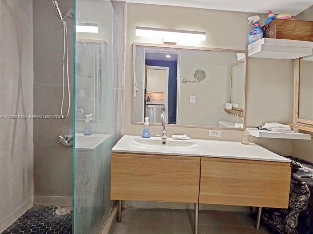 condo for rent in Miami Beach - 800 West Ave 524 - MondialRealty