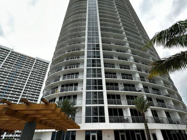 1-bedroom condo for sale in Miami - 1750 N Bayshore Dr 3109 - MondialRealty