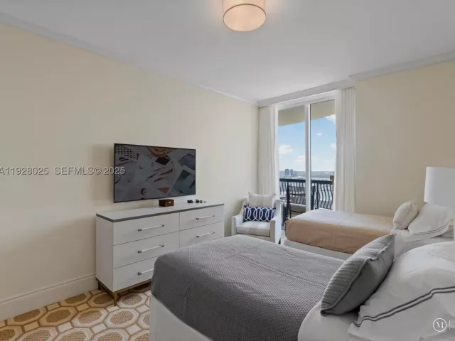 3-bedroom condo for rent in Sunny Isles Beach - 17875 Collins Ave 3303 - MondialRealty
