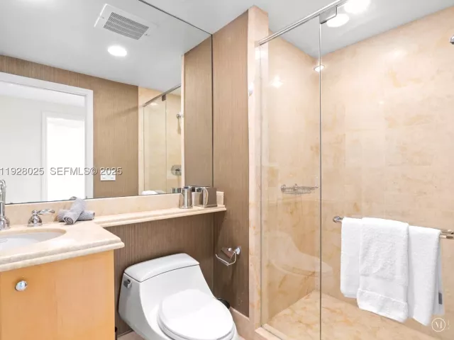 3-bedroom condo for rent in Sunny Isles Beach - 17875 Collins Ave 3303 - MondialRealty