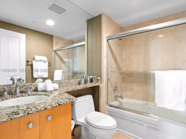 3-bedroom condo for rent in Sunny Isles Beach - 17875 Collins Ave 3303 - MondialRealty