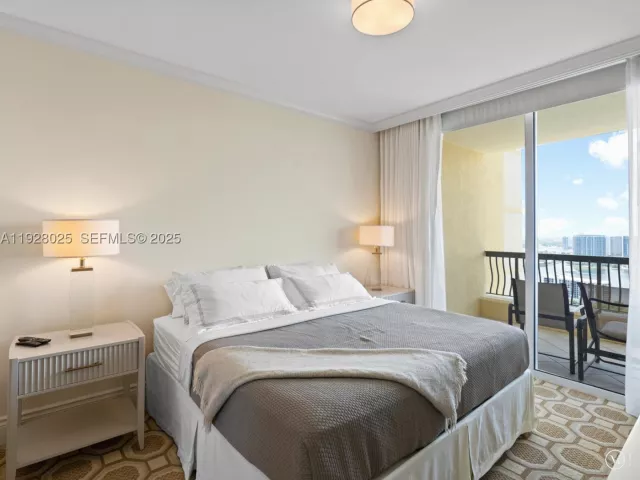 3-bedroom condo for rent in Sunny Isles Beach - 17875 Collins Ave 3303 - MondialRealty
