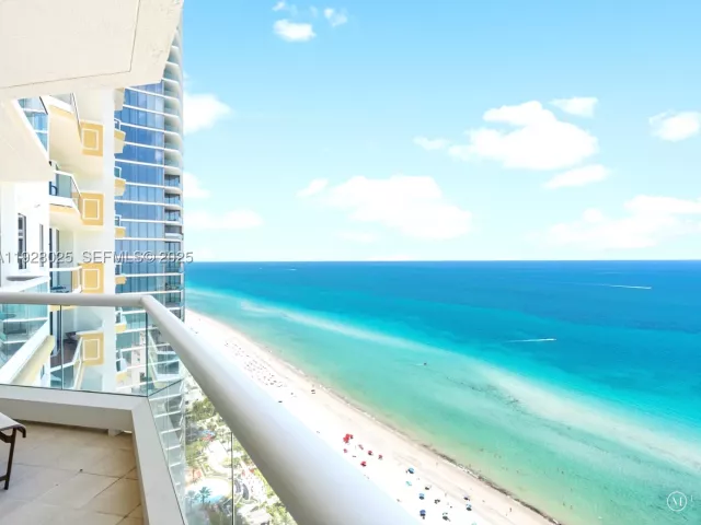 3-bedroom condo for rent in Sunny Isles Beach - 17875 Collins Ave 3303 - MondialRealty