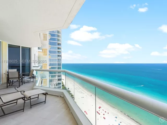 3-bedroom condo for rent in Sunny Isles Beach - 17875 Collins Ave 3303 - MondialRealty