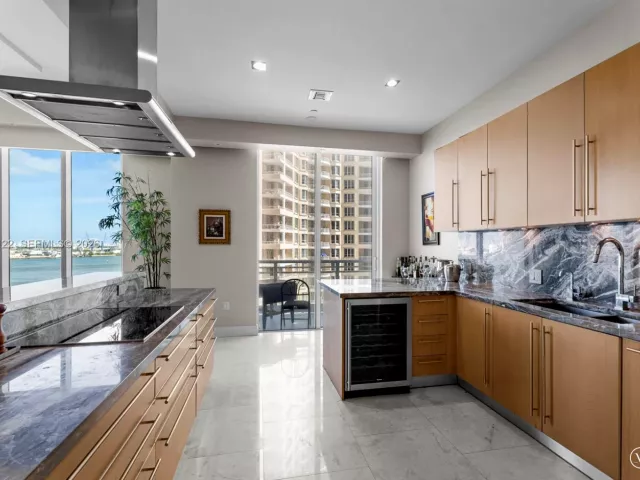 2-bedroom condo for sale in Miami - 900 Brickell Key Blvd 803 - MondialRealty